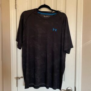 Men’s under armour loose fit, black patterned athletic t size XXL